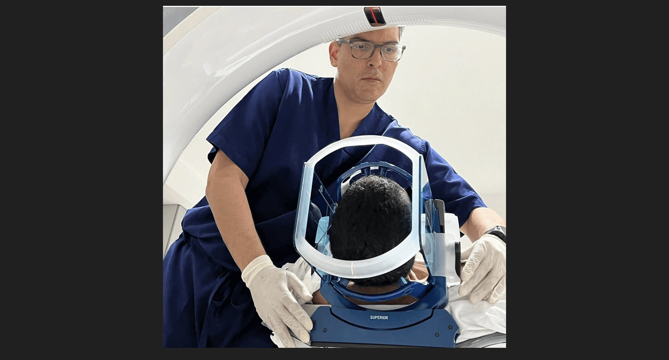 Dr. Eduardo Lovo preparando paciente para radiocirugía